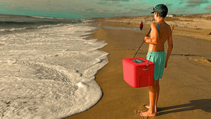 AEROSTUFFY Box M rot getragen am Strand