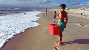 Box wird am Strand getragen