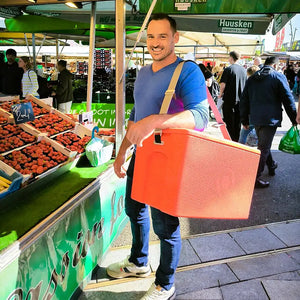 Box in Größe L getragen von einem Mann am Markt