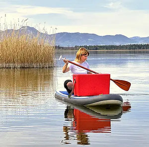 Einkaufskiste rot Größe L wird auf einem SUP transportiert