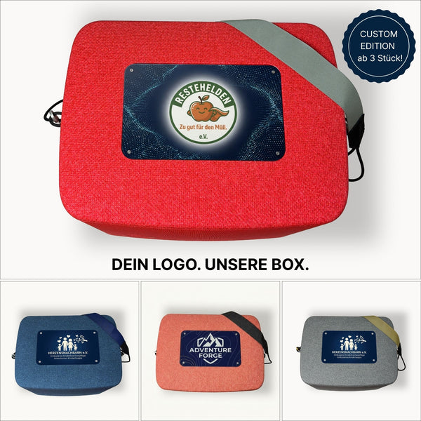 AEROSTUFFY M Custom Edition – individualisierte Kühlbox mit RESTEHELDEN e.V. Logo in rot, HERZENSNACHBARN in blau und grau, ADVENTURE FORGE in terracotta. Ab 3 Stück Firmen-, Vereins- oder Hochzeitsedition, Made in Prutting.