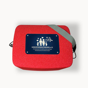 AEROSTUFFY M Custom Edition – individualisierte Kühlbox mit HERZENSNACHBARN e.V. Logo in rot. Ab 3 Stück Firmen-, Vereins- oder Hochzeitsedition, Made in Prutting.
