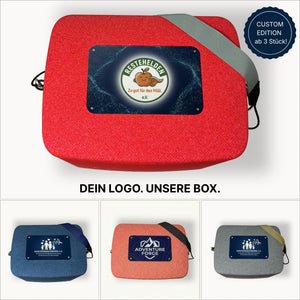 AEROSTUFFY M Custom Edition – individualisierte Kühlbox mit RESTEHELDEN e.V. Logo in rot, HERZENSNACHBARN in blau und grau, ADVENTURE FORGE in terracotta. Ab 3 Stück Firmen-, Vereins- oder Hochzeitsedition, Made in Prutting.