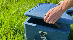 AEROSTUFFY Box L blau - Deckel wird gerade aufgesetzt