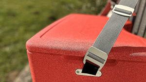AEROSTUFFY Box L rot Close-up Aufnahme Tragegurt