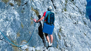 AEROSTUFFY M blau am Berg beim Klettern
