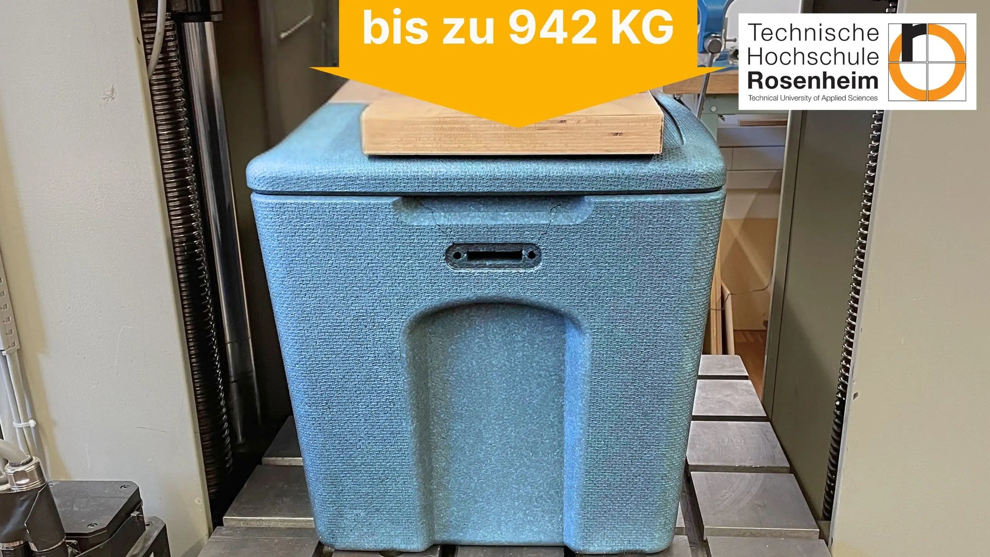 Belastungstest einer Box mit 942Kg an der Technischen Hochschule Rosenheim