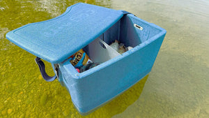 Anwendung Angeln mit AEROSTUFFY Box L blau geöffnetr Deckel