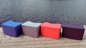 AEROSTUFFY Box L alle Farben auf einem Steg am See