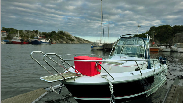 Box auf einem Motorboot