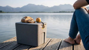 AEROSTUFFY M Kühlbox in Grau als Picknick-Tisch am See in Bayern