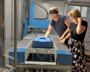 Zwei Mitarbeiterinnen bei der Qualitätskontrolle eines frisch gefertigten AEROSTUFFY in blau – Endverarbeitung und Montage in der CAGOON-Manufaktur in Prutting, Oberbayern.