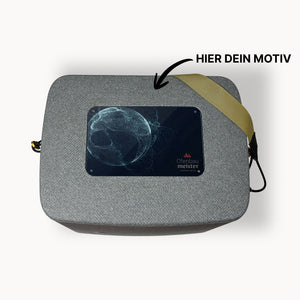 AEROSTUFFY M Custom Edition – individualisierte Kühlbox mit Ofenbaumeister Kraus Logo. Ab 3 Stück Firmen-, Vereins- oder Hochzeitsedition, Made in Prutting.