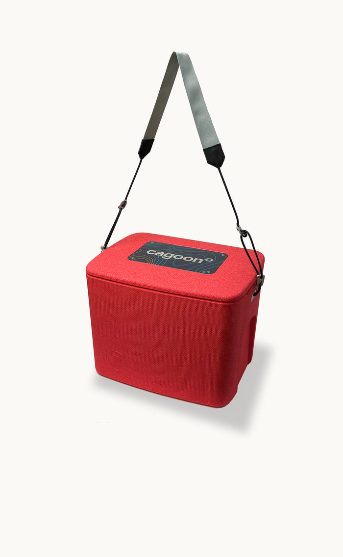 AEROSTUFFY M in Rot: 1,3 kg leichte Kühlbox aus mEPP, entwickelt und endgefertigt in Prutting bei Rosenheim.