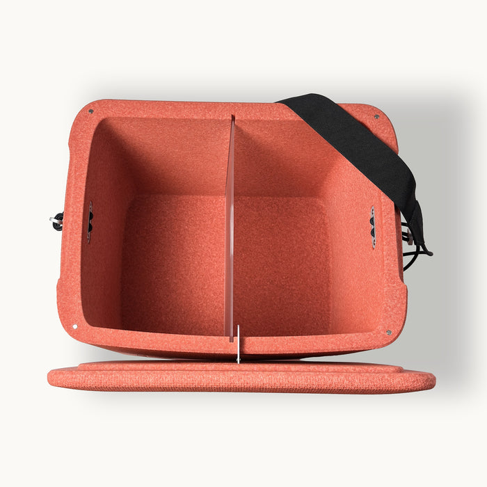 Geöffneter AEROSTUFFY M mit Trennwand: Box, Deckel und Trennwand bestehen aus einem einzigen Kunststoff.