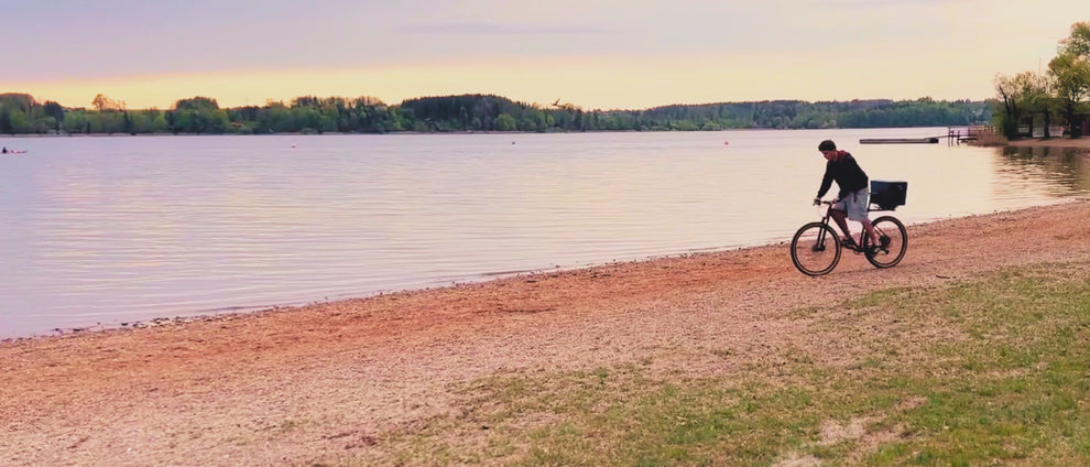 Hero Video AEROSTUFFY M BIKE in der Natur am See und on trails querformat