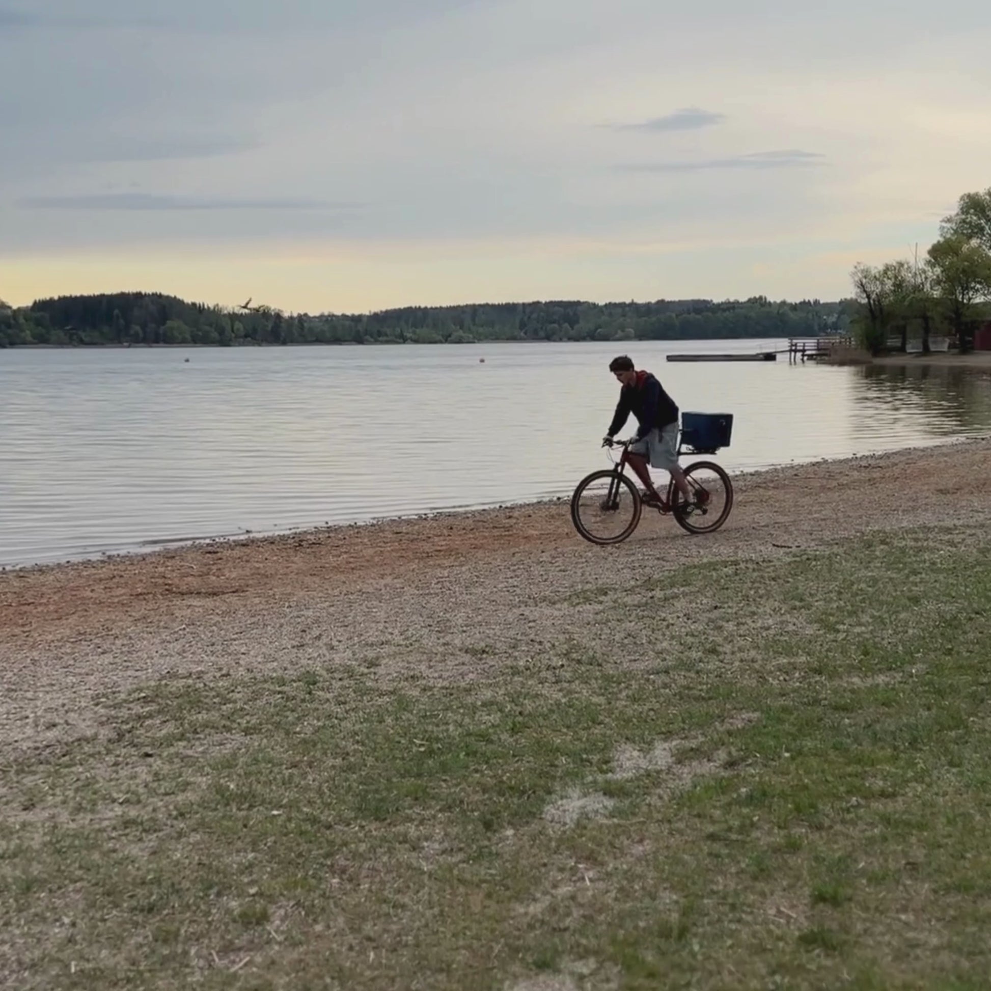 Hero Video AEROSTUFFY M BIKE in der Natur am See und on trails