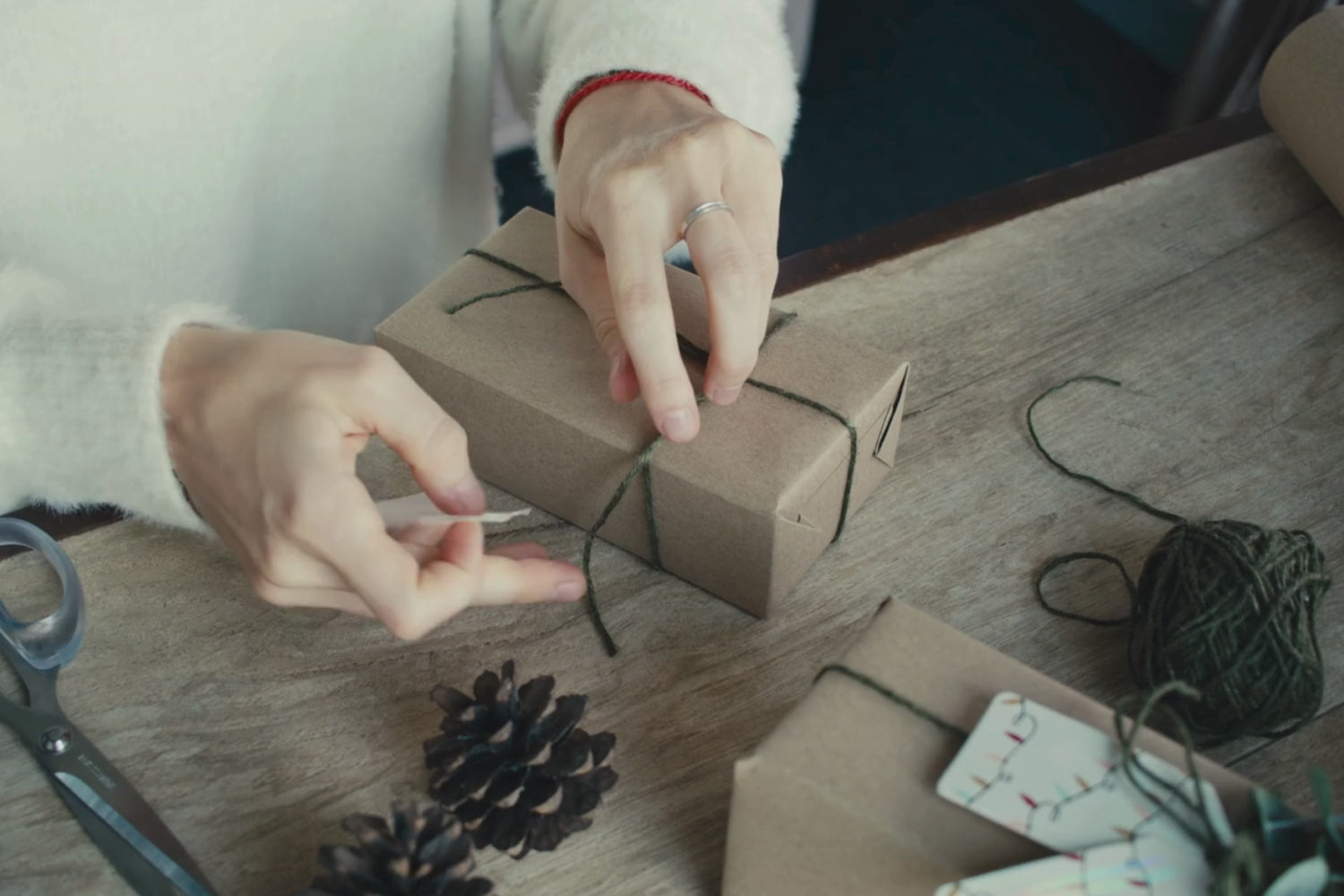 Beim Geschenke einpacken