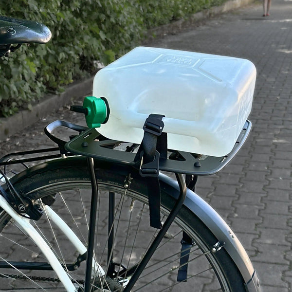 PORTER montiert auf Gepäckträger mit Wasserkanister