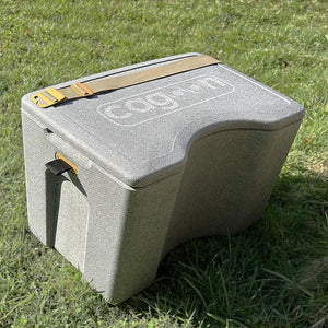 Box in Größe L grau in einer Wiese
