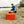 Box in Größe L rot beim Picknick am See