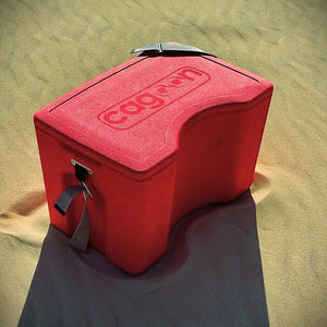 Box in Größe L rot im Sand