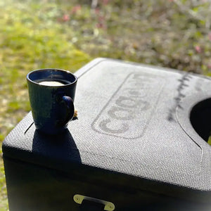 Produktbild Box schwarz mit Tasse auf dem Deckel abgestellt