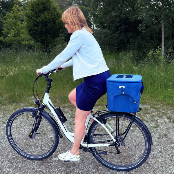 AEROSTUFFY M BIKE auf Gepäckträger Frau mit Rad