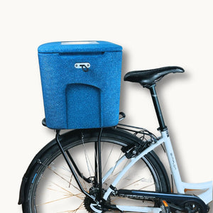 AEROSTUFFY M BIKE blau montiert auf Gepäckträger als Seitenansicht