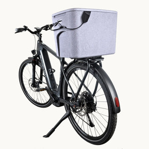 AEROSTUFFY M BIKE grau montiert auf Gepäckträger eines SIMPLON Rads