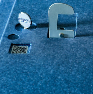 Box in Größe M blau Detailansicht Deckelhaken und Einkaufschip