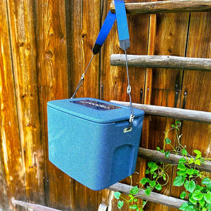 Box in Größe M blau hängend vor Holz