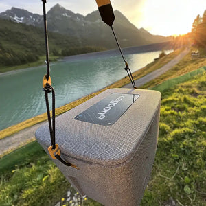 Einkaufskiste blau Größe M hängend vor Alpenpanorama und Stausee