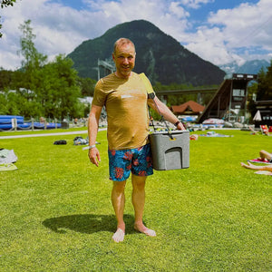 Mann trägt Einkaufskiste grau Größe M am See