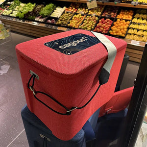 Kiste rot gestapelt auf Kiste blau im Supermarkt