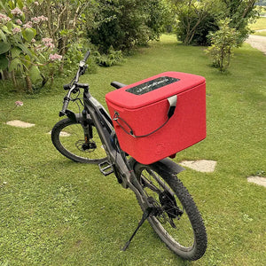 Box in Größe M rot auf dem Gepäckträger