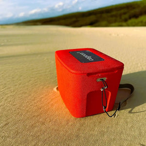 Box in Größe M rot im Sand