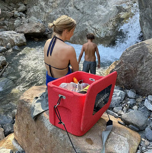 Box in Größe M rot am Wasserfall