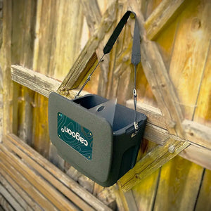 Box in Größe M schwarz hängend vor Holz