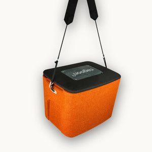 Stammkundenangebot mit AEROSTUFFY M in schwarz und terracotta haengend geschlossen mit Gurt