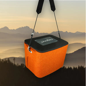 Stammkundenangebot mit AEROSTUFFY M in schwarz und terracotta haengend geschlossen mit Gurt mit Bergen