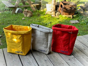 Foodbags auf Holz mit Hase im Hintergrund