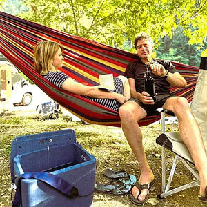 Anwendung Camping mit AEROSTUFFY Box M blau mit Hängematte
