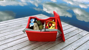 AEROSTUFFY Box L rot am Steg gefüllt mit Lebensmitteln für ein Picknick